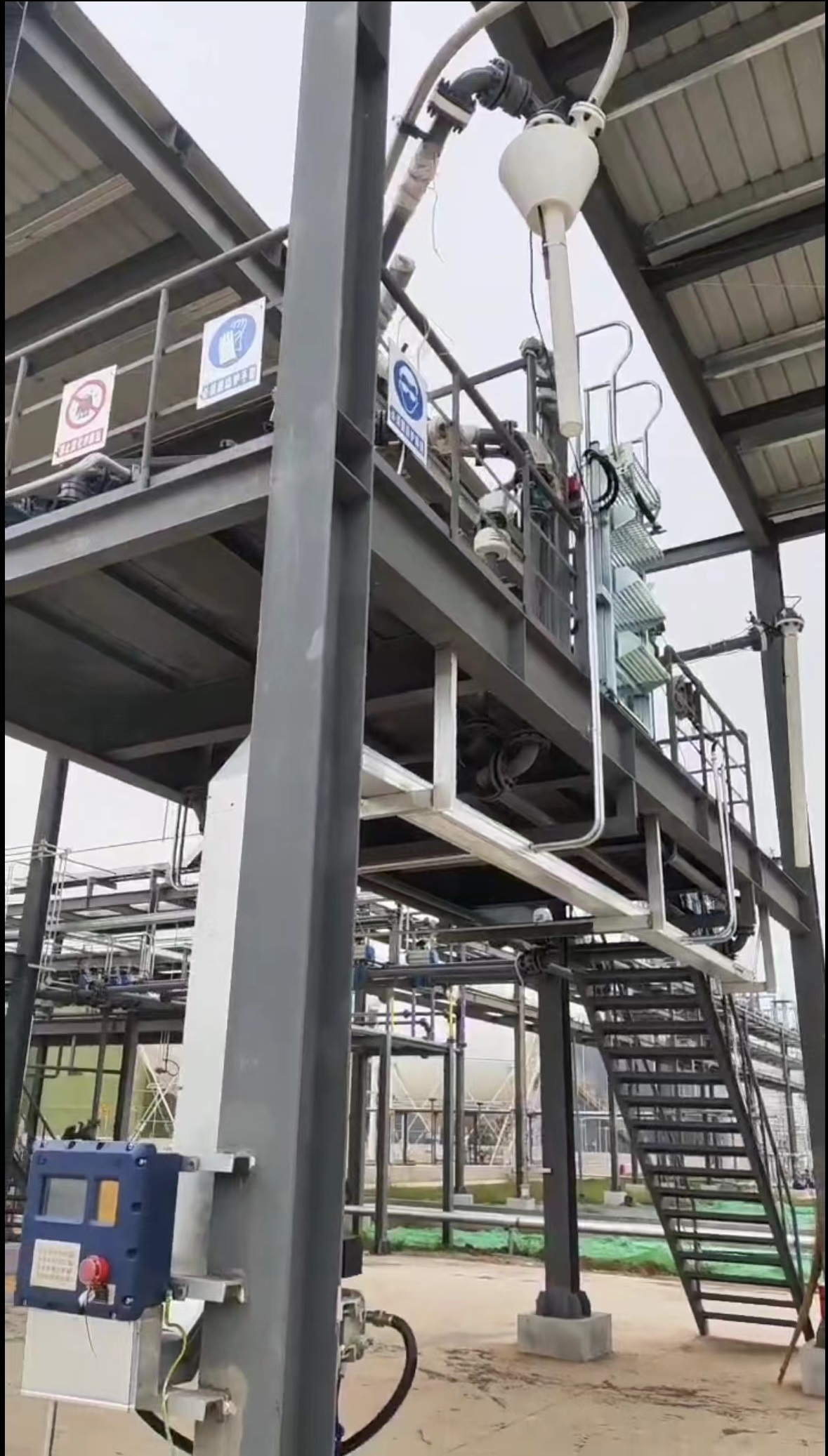 发烟硫酸、硝酸、液碱、氯化铵、盐酸、定量